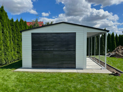 Garaż Blaszany z wiatą 5x5m – Biały RAL + Grafit, Dach dwuspadowy, Brama uchylna