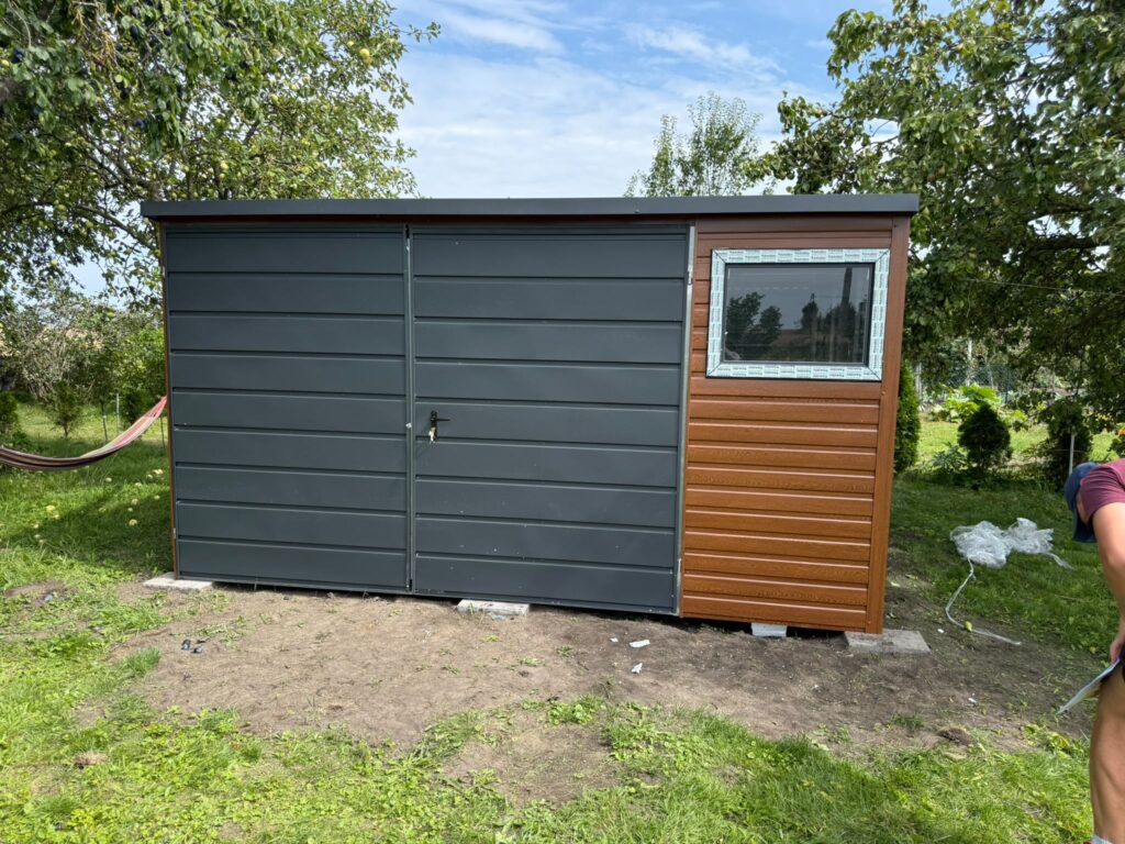 domek-ogrodowy-3x4-z-bramą-dwuskrzydłową